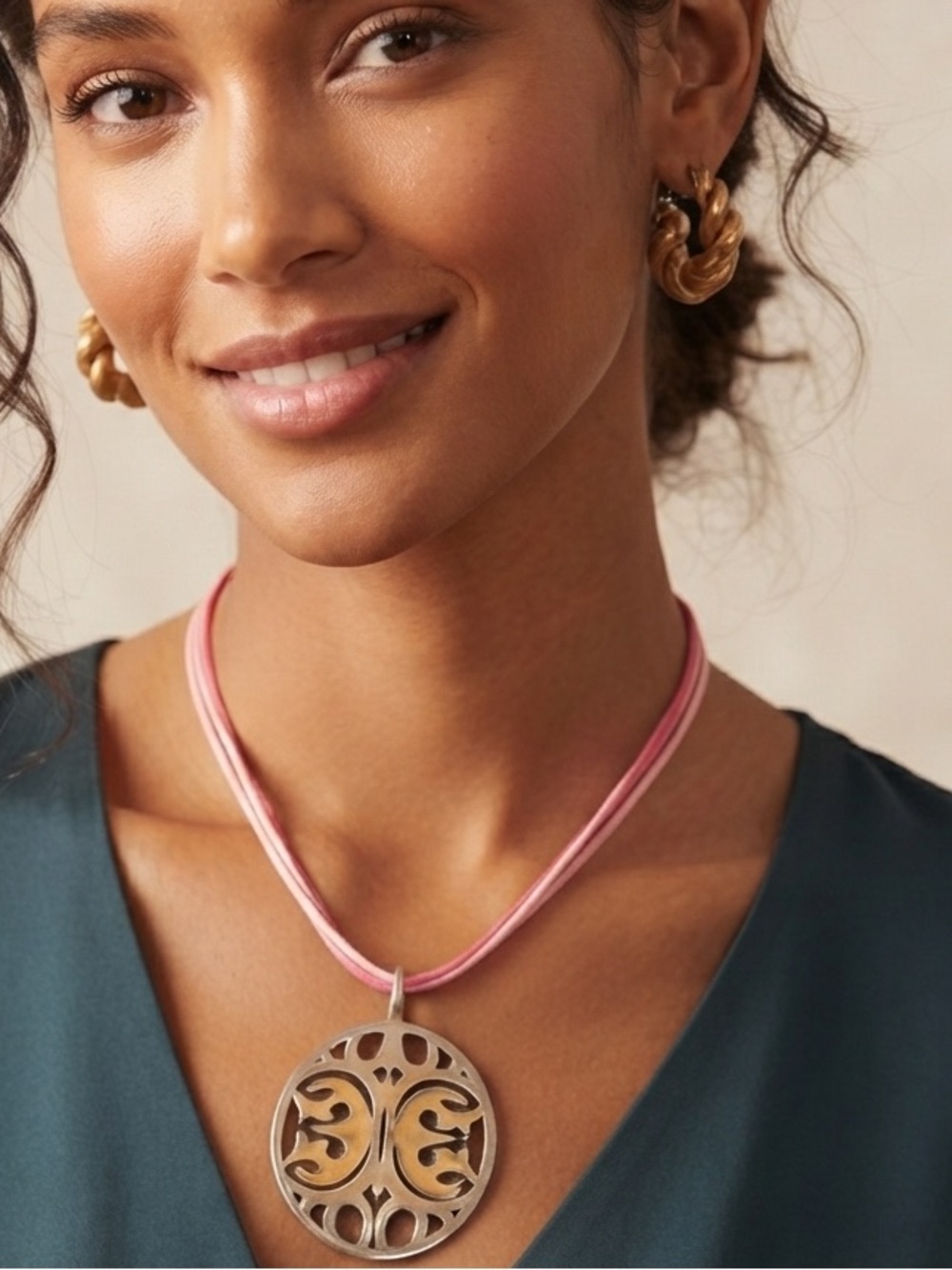 Pendent Round Filigree Necklace with Twisted Hoop Earrings - Pink and Gold
